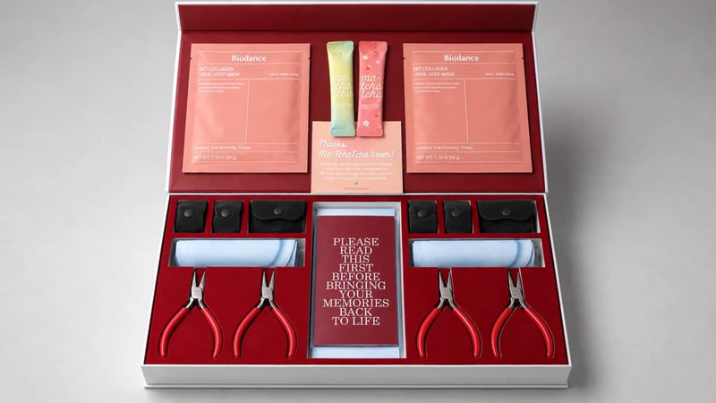 L’Experience Box Duo de Cherry PaoPao ouverte : quatre pinces, des pochettes à bijoux et le guide pour créer ensemble des bijoux à breloques