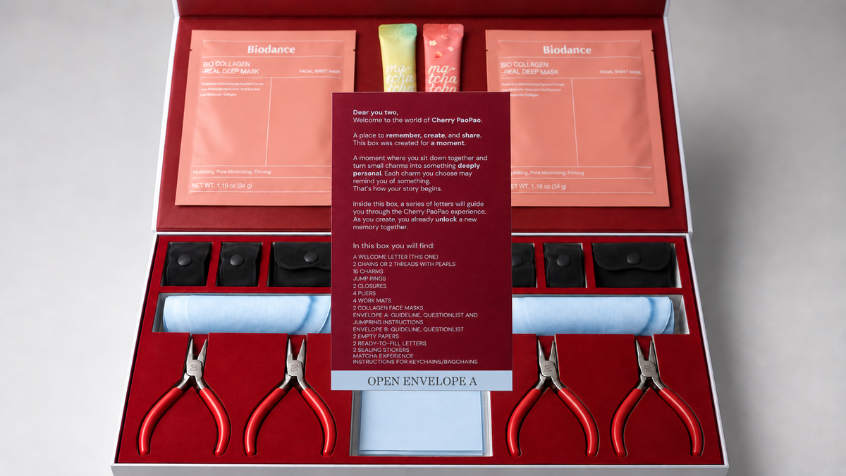 Lettre de bienvenue et enveloppes dans le coffret The Duo Experience Box.