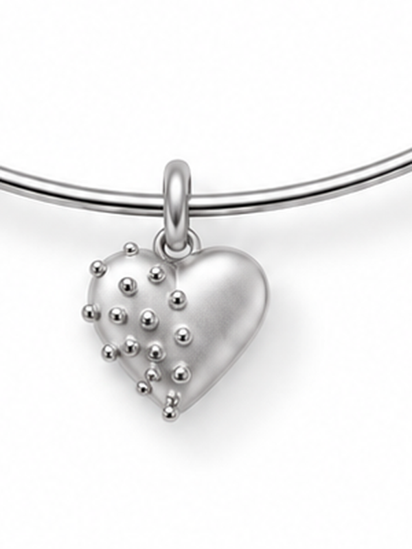 Pearl Necklace – close-up of the pendant